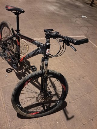 Bicicleta de montaña negra