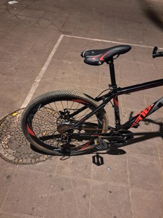 Bicicleta de montaña negra