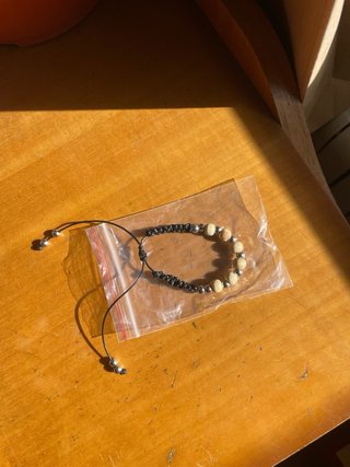 Pulsera artesanal beige y plata