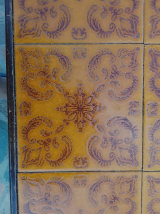 Mesa de salón con azulejos