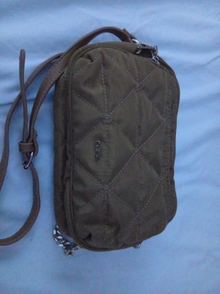 Bolso verde militar con cremalleras