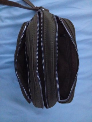 Bolso verde militar con cremalleras