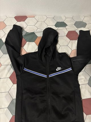 Chaqueta Nike Negra con Detalles Azules