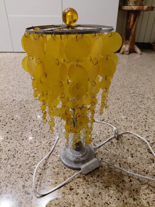 Lámpara de mesa dorada con cascada de discos