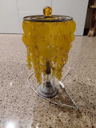 Lámpara de mesa dorada con cascada de discos