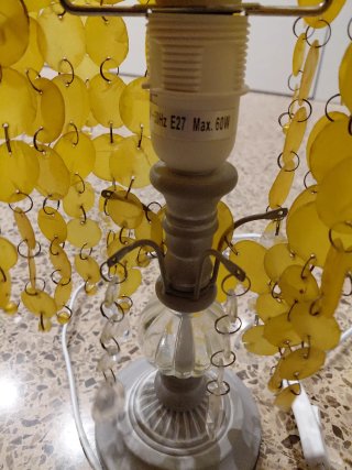 Lámpara de mesa dorada con cascada de discos