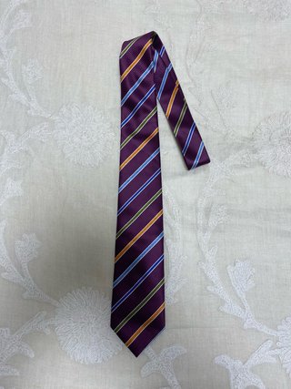 Corbata morada con rayas multicolores