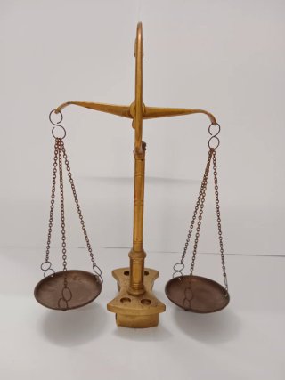 Balanza antigua de latón decorativa de 23cm.