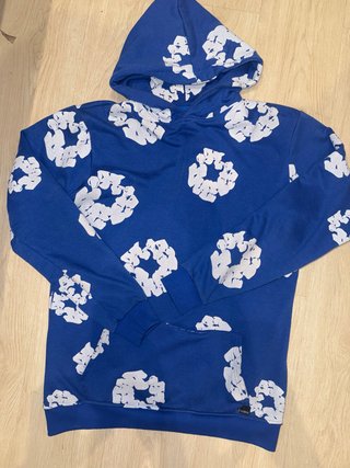 Sudadera azul con estampado floral blanco