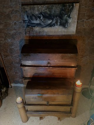 Antiguo baúl de madera con tiradores