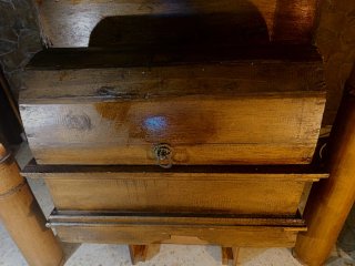 Antiguo baúl de madera con tiradores