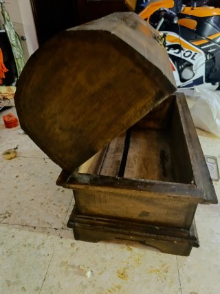 Antiguo baúl de madera con tiradores