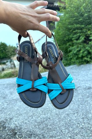 Sandali in pelle marrone e turchese