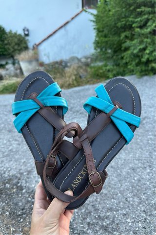 Sandali in pelle marrone e turchese