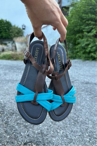 Sandali in pelle marrone e turchese