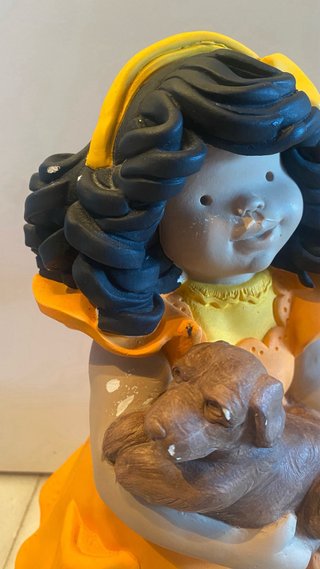 Figura niña con perro