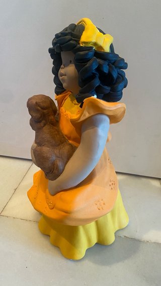 Figura niña con perro