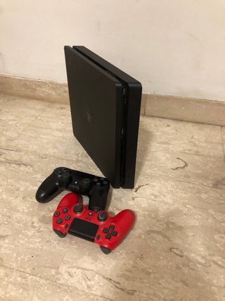 Consola PS4 + 2 Mandos (Negro original Rojo falso