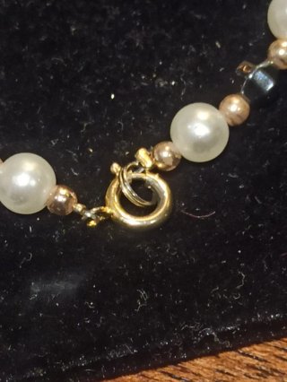 Pulsera elegante perlas y cuentas doradas