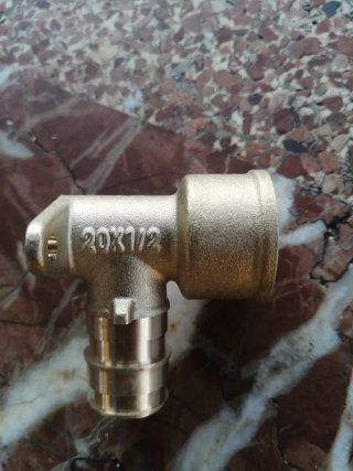 Codo latón fontanería