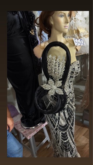 Vestido de fiesta negro y plateado