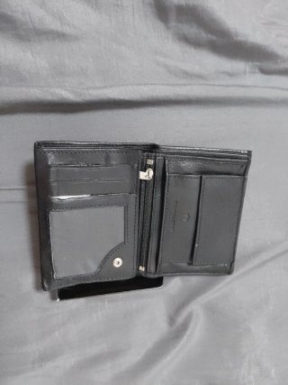 Cartera de piel gris con detalle multicolor