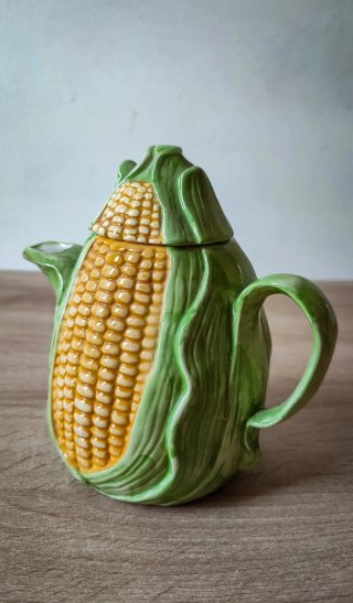 Teiera a forma di pannocchia in ceramica Barbotine