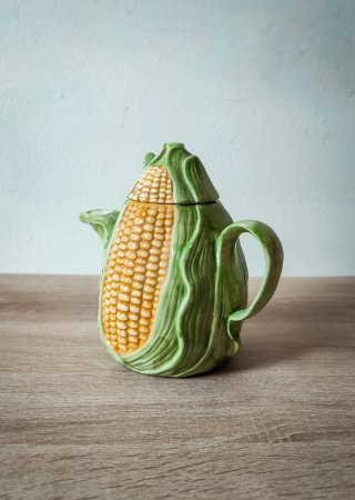 Teiera a forma di pannocchia in ceramica Barbotine