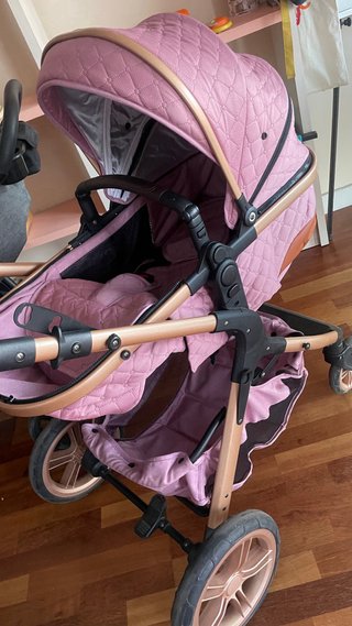 Carrito de paseo rosa con detalles dorados