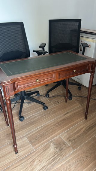 Escritorio antiguo de madera con tapa verde