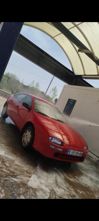 Mazda 323 1999 ( AVERIADO)