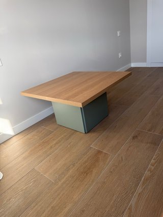 Mesa de centro madera y base verde