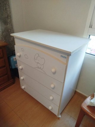 Cómoda bebé con bañera integrada
