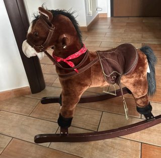 Cavallo a dondolo marrone con bandana
