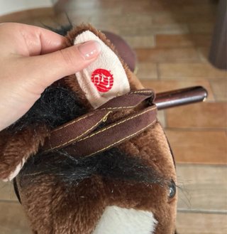 Cavallo a dondolo marrone con bandana