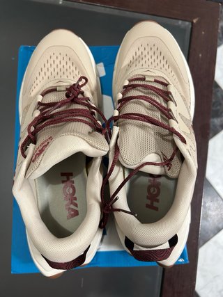 Hoka Beige/Rojo