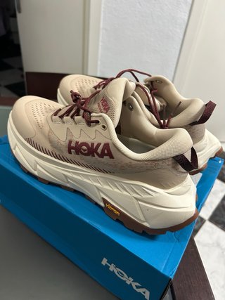 Hoka Beige/Rojo