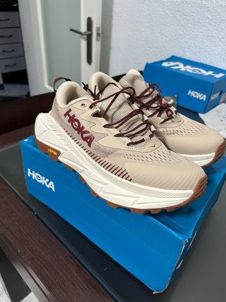 Hoka Beige/Rojo