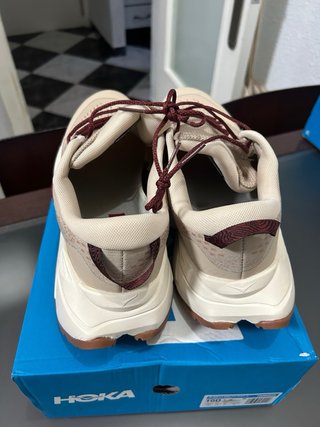Hoka Beige/Rojo