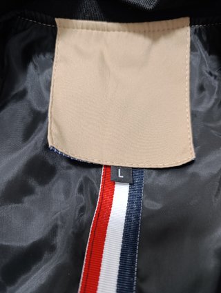 Cazadora beige y negra entretiempo