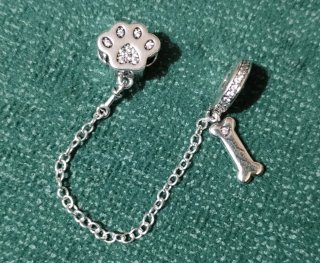 Charm pulsera pata de perro y hueso