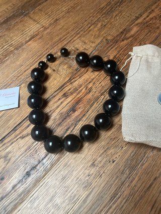 Collana girocollo con palline resina nere