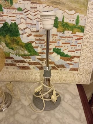 Pie de lámpara metal y piedra