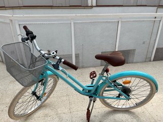 Bicicleta ELOPS azul con cesta