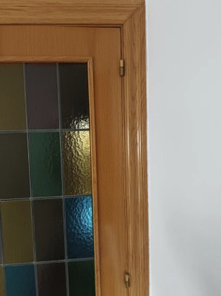 Puerta de roble con vidrieras de colores