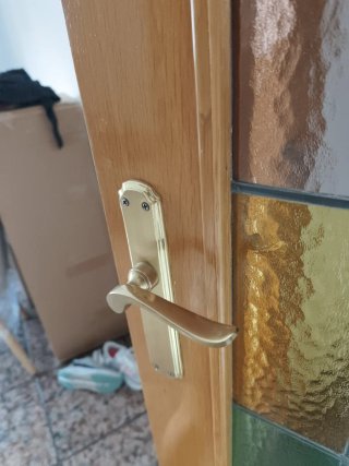 Puerta de roble con vidrieras de colores