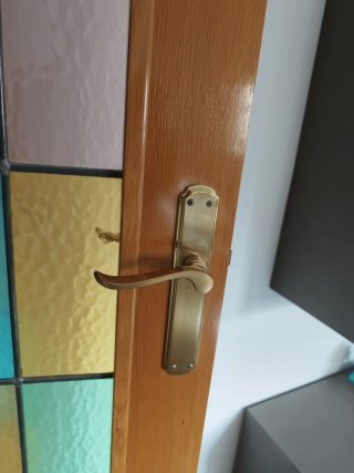 Puerta de roble con vidrieras de colores