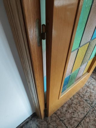 Puerta de roble con vidrieras de colores