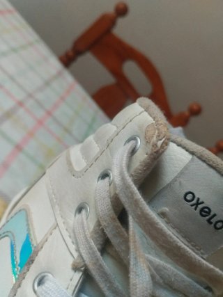 Patines de ruedas blancos con detalles iridiscente