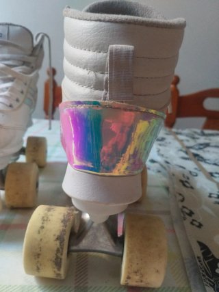 Patines de ruedas blancos con detalles iridiscente